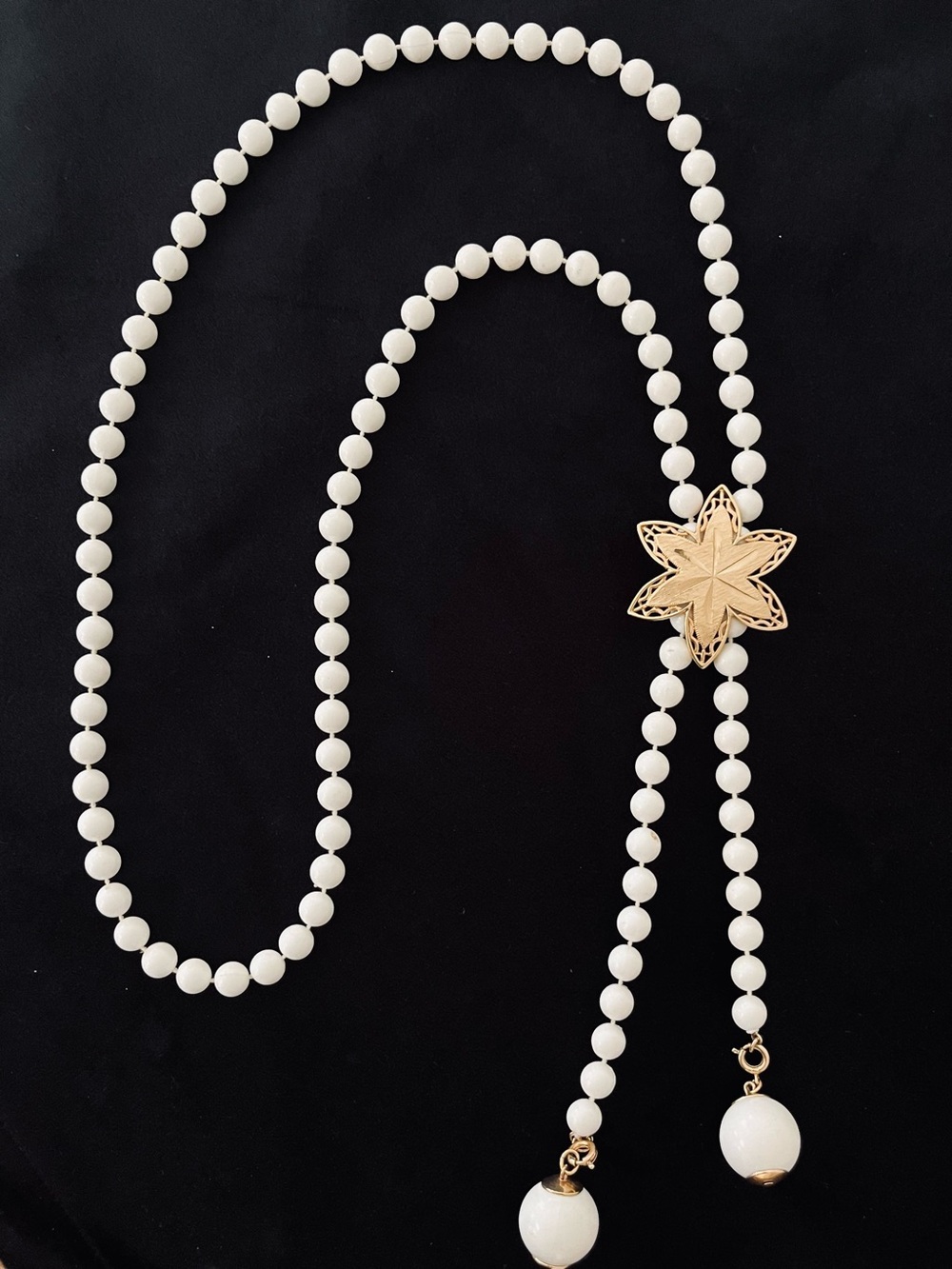 #59 Sarah Coventry Signed White Bead Lariat Necklace Gold Tone Flower